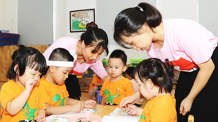 Cô và trò Trường mầm non Cầu Diễn (Nam Từ Liêm, Hà Nội). Ảnh: HẢI NAM