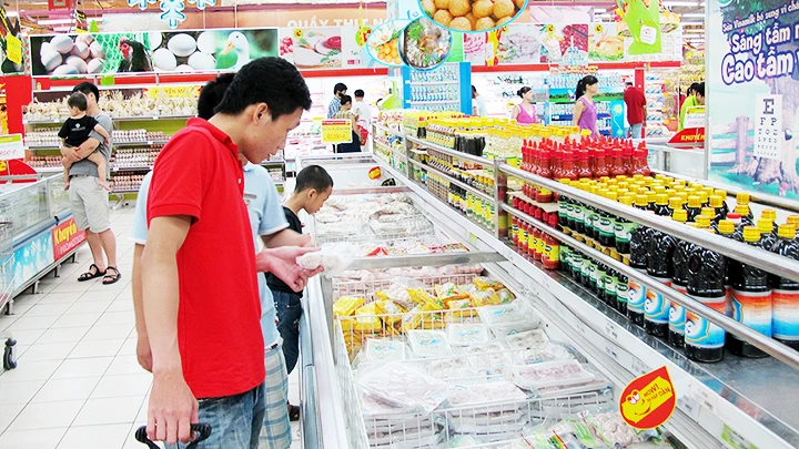 Giá cả hàng hóa tiêu dùng tăng cao khiến đời sống của người lao động gặp khó khăn.