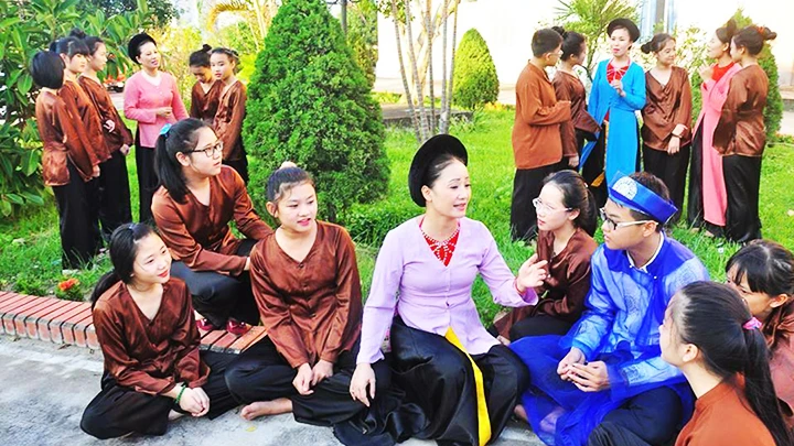 NSND Hồng Lựu bên các học trò.
