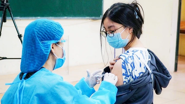 Tiêm phòng cúm để ngăn ngừa bệnh đường hô hấp. Ảnh: TÂM MINH