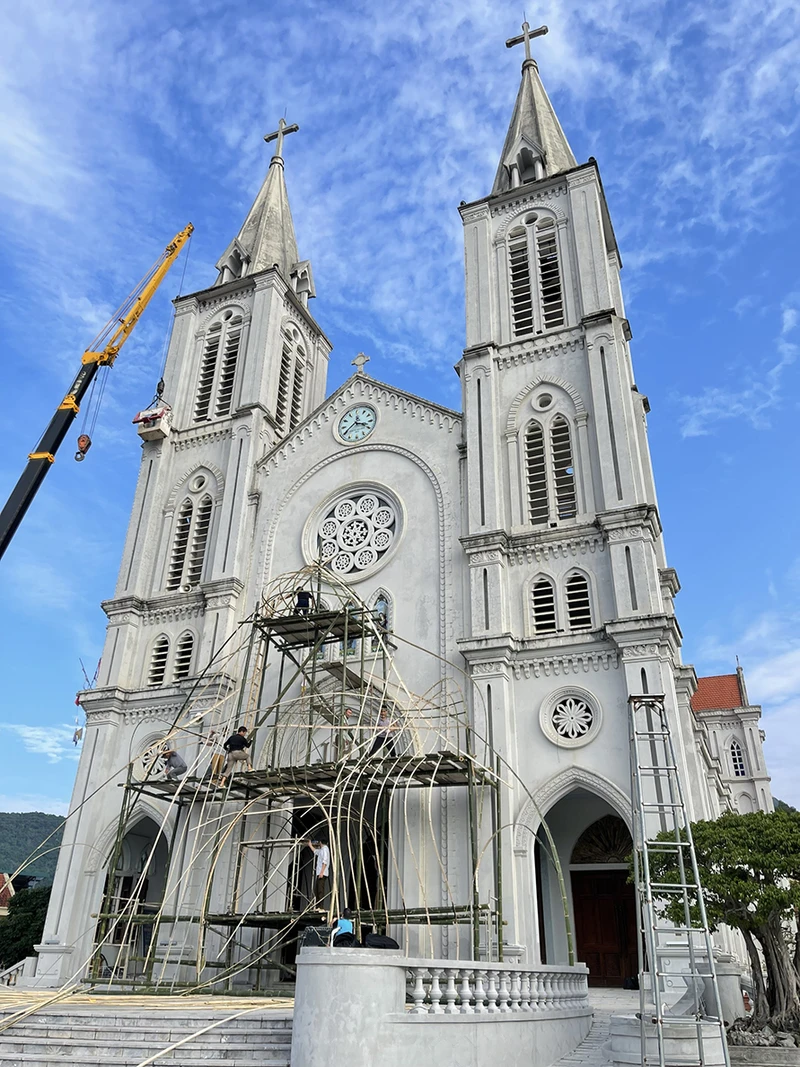 Trang trí nhà thờ đón Giáng sinh.