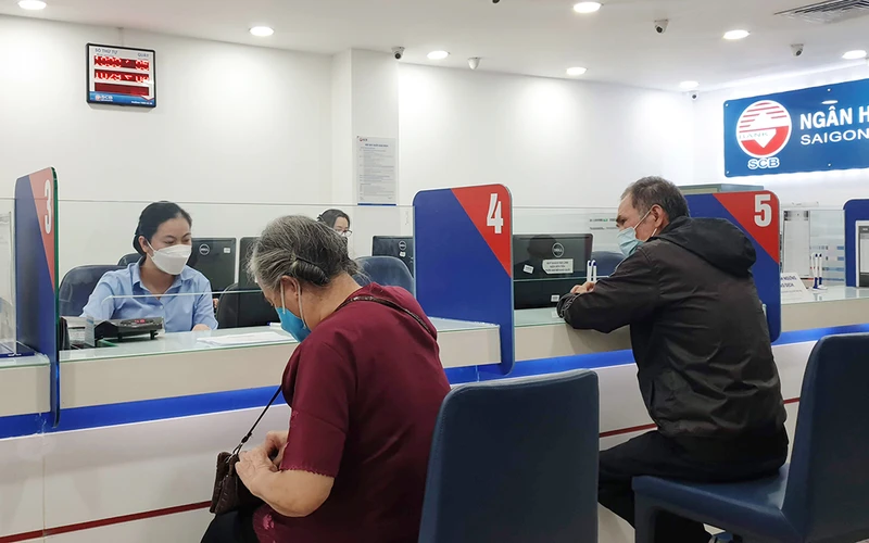Giao dịch tại ngân hàng SCB. Ảnh: NGUYỆT ANH