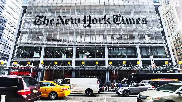 The New York Times cho rằng, OpenAI và Microsoft sử dụng AI để sử dụng trái phép hàng triệu bài báo của họ. Ảnh: AP