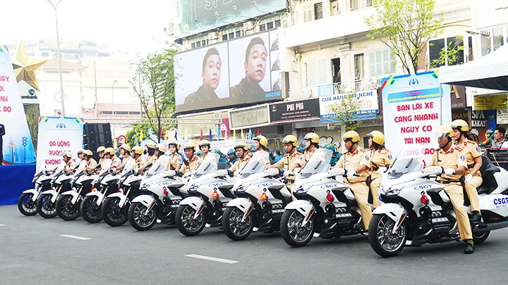 Lực lượng CSGT sẵn sàng điều tiết giao thông trong lễ ra quân.
