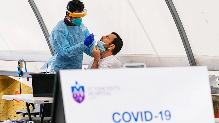 Một điểm xét nghiệm Covid-19 tại San Francisco. Ảnh: CCN