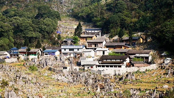 Bản nằm hẻo lánh giữa chung quanh núi.