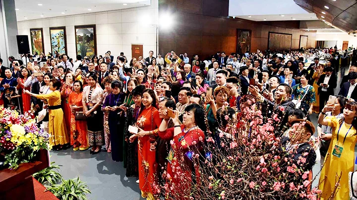 Đông đảo bà con kiều bào dự chương trình Xuân quê hương 2023. Ảnh: QUANG HÒA