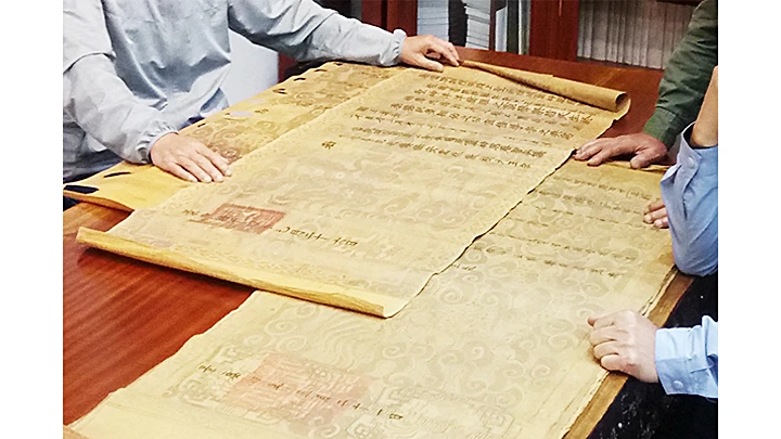 Việc nghiên cứu và sao chép sắc phong phải trên cơ sở khoa học và theo quy định của pháp luật.