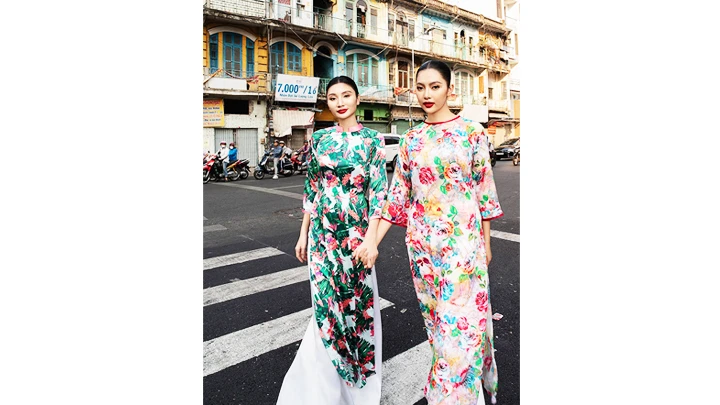 Áo dài xuống phố ngày xuân