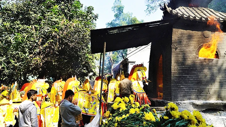 Cần tiết kiệm và bảo vệ môi trường trong việc sử dụng vàng mã. Ảnh: DƯƠNG NGUYÊN