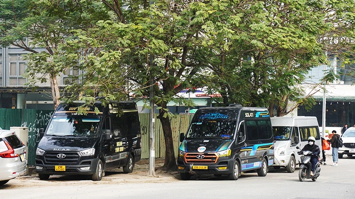 Khu vực Công viên Cầu Giấy từ lâu đã trở thành bến cóc cho nhiều hãng xe Limousine hoạt động. Ảnh: HỮU CHÁNH