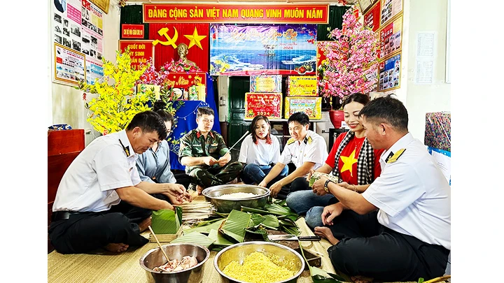 Gói bánh chưng trên nhà giàn DK1/10 bãi cạn Cà Mau.