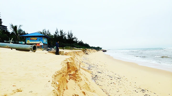 Bãi biển Nhật Lệ bị xâm thực, tạo thành bờ tường cát sâu, nham nhở.