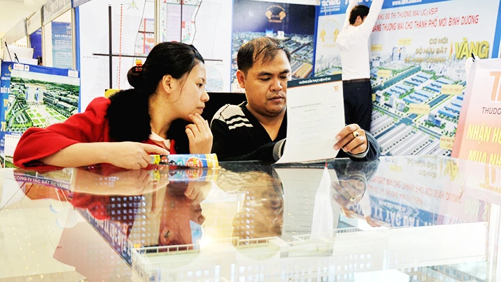 Người lao động tìm hiểu thông tin về nhà ở xã hội. Ảnh: BẮC SƠN