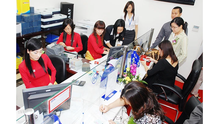Một số ngân hàng đưa ra nhiều giải pháp thuận lợi nhằm thu hút khách hàng vay vốn. Ảnh: NAM ANH