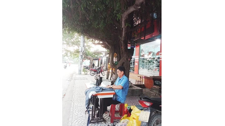 Người chắp nối... niềm vui