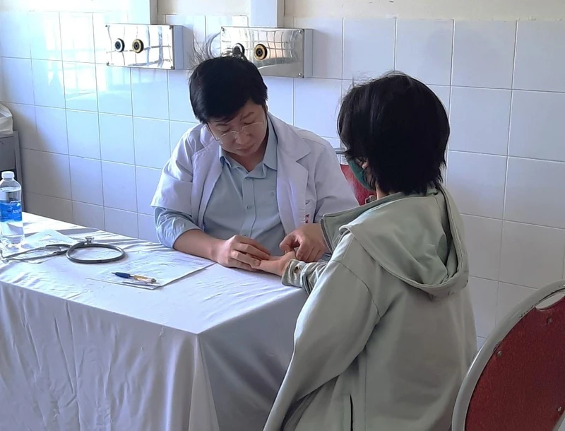 Khám, chữa bệnh cho người dân tham gia bảo hiểm y tế tại tuyến huyện. 