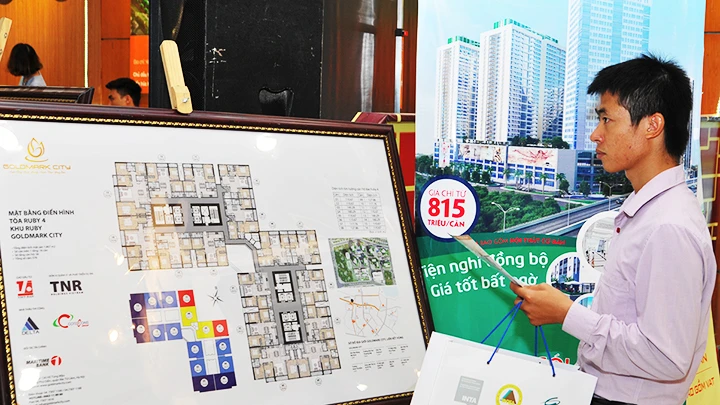 Khách hàng tìm hiểu thông tin chung cư tại Hà Nội. Ảnh: NGUYỆT ANH