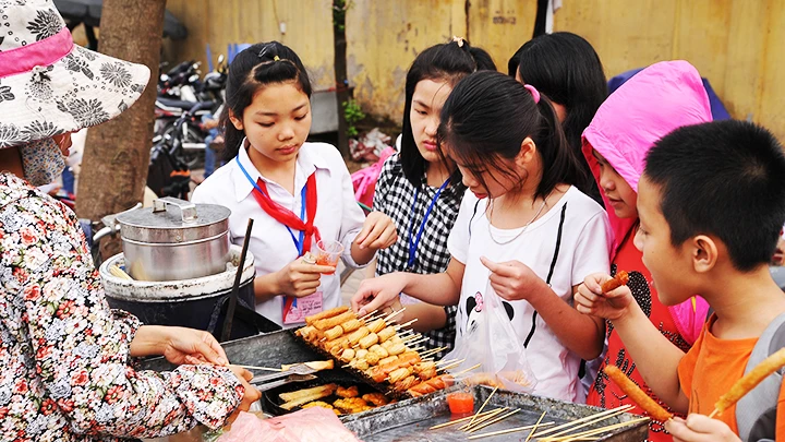 Thức ăn đường phố tiềm ẩn nhiều nguy cơ ngộ độc thực phẩm. Ảnh: NGUYỄN NAM