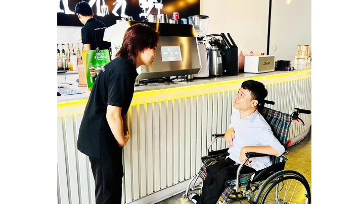 Anh Hậu đang trao đổi công việc với Châu, cửa hàng trưởng của Ngồi café tại huyện Củ Chi.