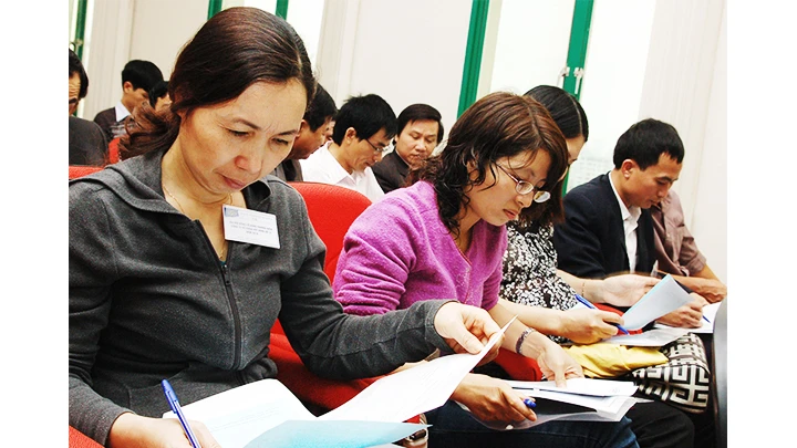 Nhà đầu tư xem xét báo cáo tài chính tại đại hội cổ đông của doanh nghiệp. Ảnh: HẢI ANH