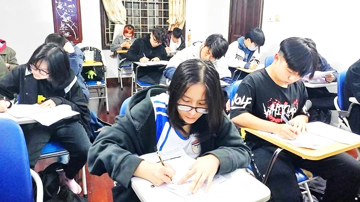 Ngoài giờ học chính khóa, nhiều học sinh ôn luyện để có chứng chỉ IELTS.