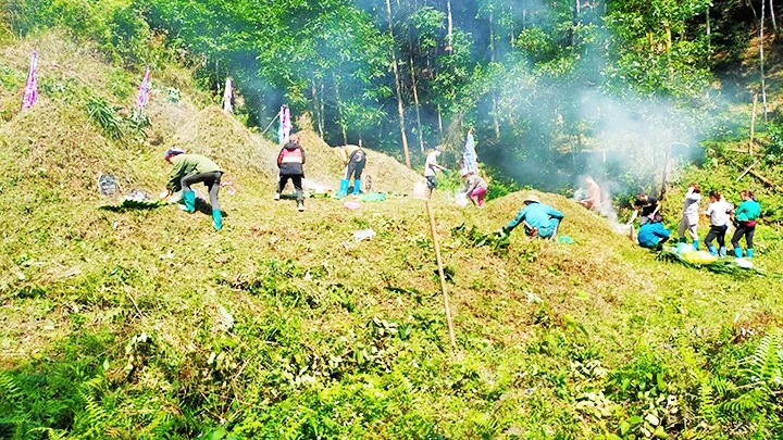 Tảo mộ ở huyện Chợ Đồn vào ngày 3 tháng 3 âm lịch. Ảnh: HƯƠNG LIỄU