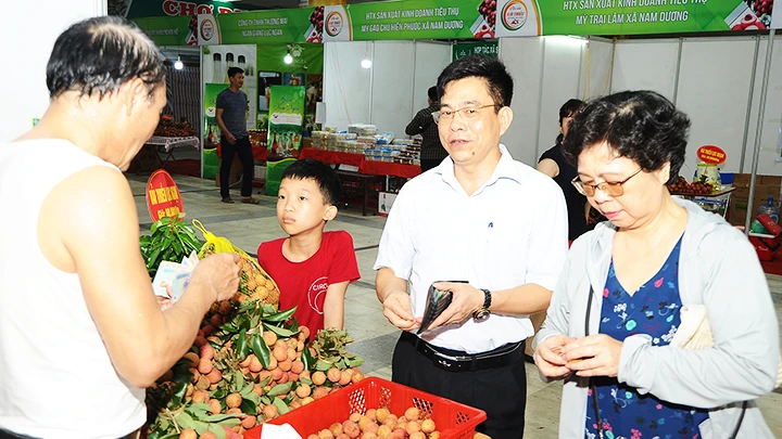 Khu giới thiệu sản phẩm của các hợp tác xã tại triển lãm nông nghiệp. Ảnh: NAM ANH