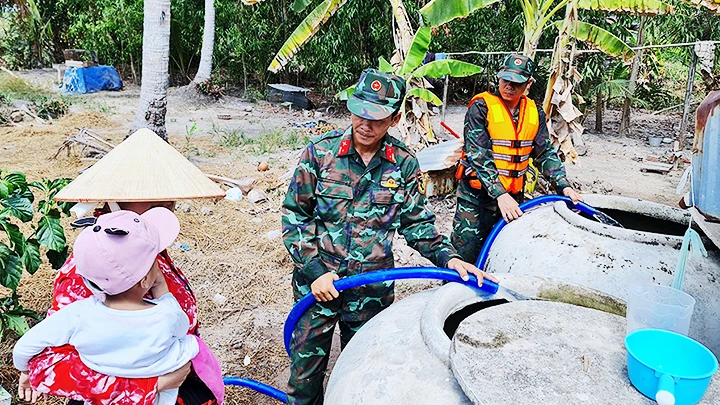Cà Mau huy động sự vào cuộc của các cấp, các ngành, ưu tiên vận chuyển nước sinh hoạt để “cứu khát” cho người dân vùng ngọt. 
