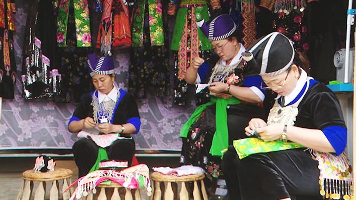 Tổ thêu ren ở bản Mường Lống 1.