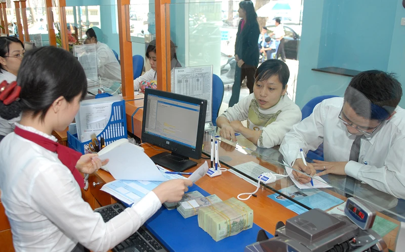 Việc cắt giảm lãi suất và giảm chi phí trả nợ có thể giúp các doanh nghiệp không bị nợ quá hạn. Ảnh: NAM ANH