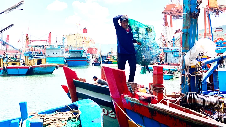Ngư dân thu gom chai nhựa sau mỗi chuyến đánh bắt dài ngày trở về.