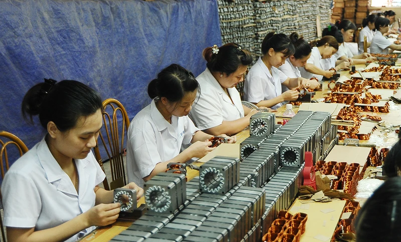 Chính sách BHXH đang được hoàn thiện theo hướng bảo đảm tốt hơn quyền lợi của người lao động. Ảnh: BẮC HẢI