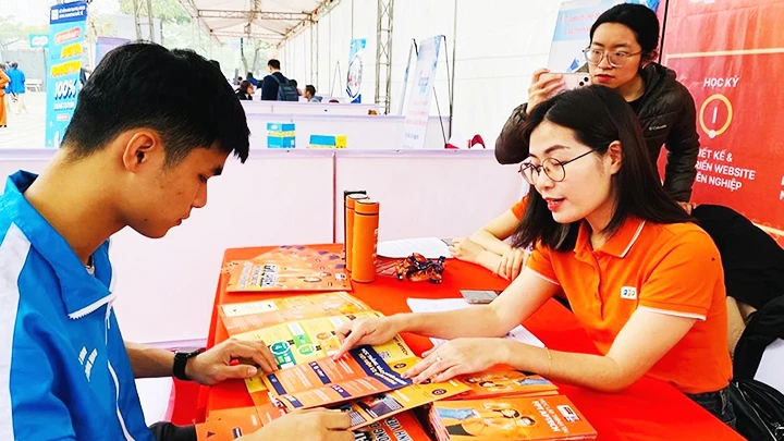 Tư vấn trước mùa tuyển sinh đại học.
