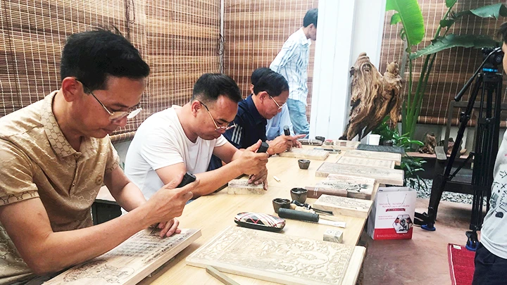 Nghệ nhân làng Thanh Liễu giới thiệu quy trình in mộc bản.