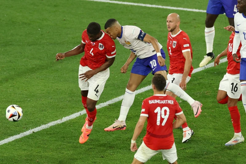 Pha vào bóng khiến Mbappe bị chấn thương nghiêm trọng ở mũi.
