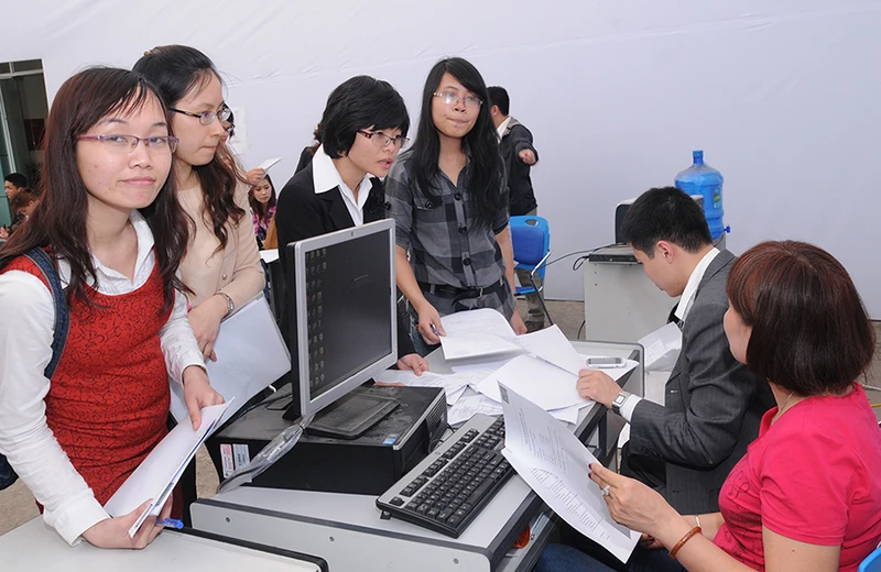 Kê khai thuế thu nhập cá nhân tại Cục Thuế Hà Nội. Ảnh: NAM ANH