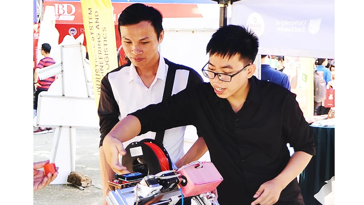 Thí sinh tìm hiểu ngành học của Đại học Bách khoa tại ngày tư vấn tuyển sinh. Ảnh: NAM ANH