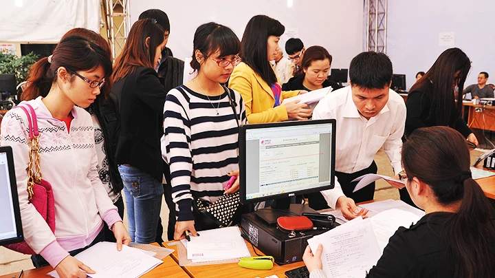 Các doanh nghiệp nộp kê khai quyết toán thuế tại Cục Thuế Hà Nội. Ảnh: NGUYỆT ANH