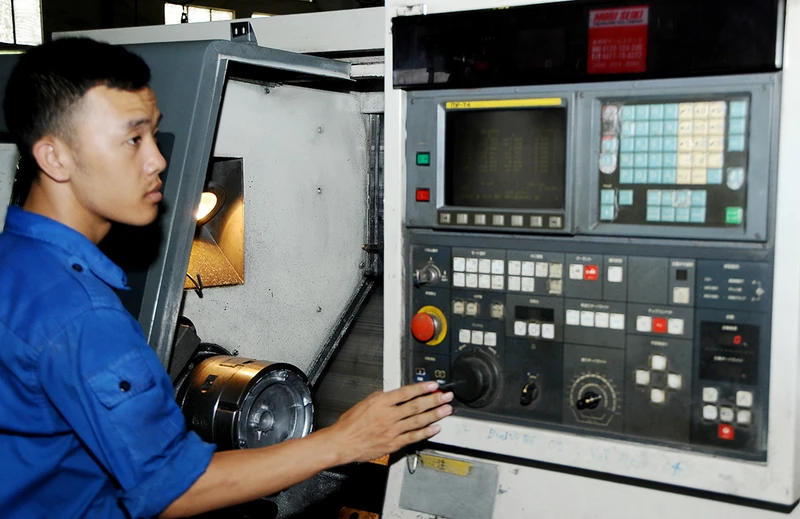 Nhiều doanh nghiệp chú trọng đầu tư máy móc để nâng cao chất lượng sản phẩm. Ảnh: NGUYỄN HẢI