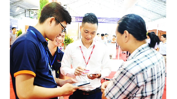 Nhiều chủ đầu tư, môi giới bất động sản sử dụng ứng dụng công nghệ, website bất động sản để tương tác với người mua. Ảnh: NAM HẢI