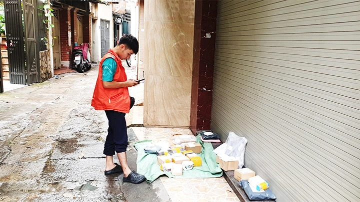 Số lượng đơn hàng có giá trị nhỏ vận chuyển từ nước ngoài về Việt Nam rất lớn. Ảnh: NAM ANH