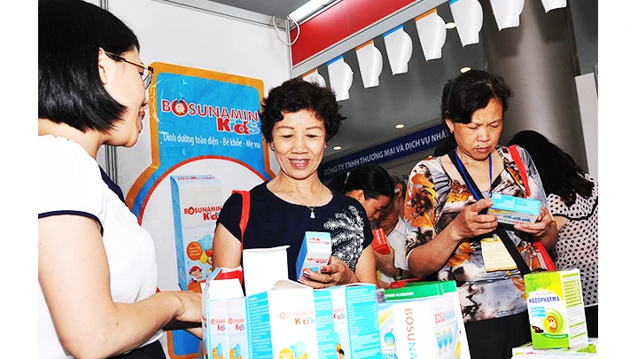 Người dân cần cẩn trọng khi mua các loại dược phẩm. Ảnh: NAM HẢI