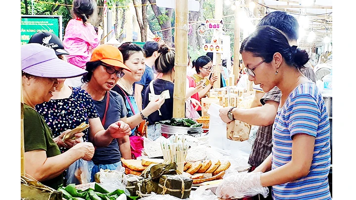 Các chương trình khuyến mãi được các nhà sản xuất đua ra nhằm thu hút người mua. Ảnh: NAM HẢI