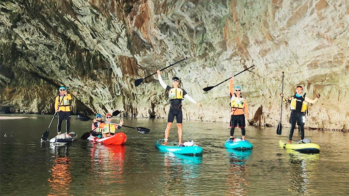 Du khách Việt trải nghiệm tour hang động và chèo SUP ở hồ Ba Bể. Ảnh: UMOVE ADVENTURE