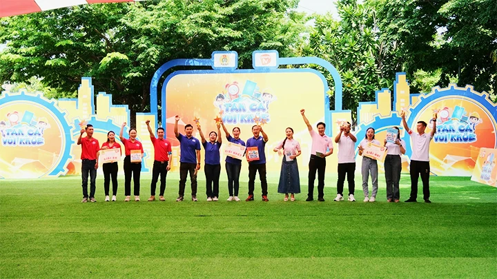 Mỗi số game show có 3 đội chơi với 4 thành viên tham gia cùng 2 người dẫn chương trình.