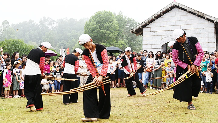 Lễ hội hoa tớ dày cùng Festival khèn H’Mông 