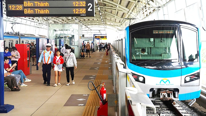 Tuyến metro số 1 mới đưa vào khai thác chạy 200 lượt tàu/ngày.