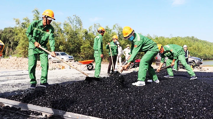 Thảm nhựa trên tuyến đường cao tốc Cần Thơ-Cà Mau.