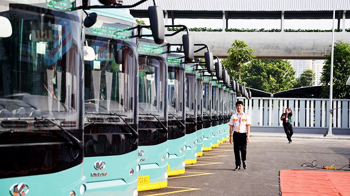 Xe bus điện kết nối tuyến metro số 1 được đưa vào hoạt động. 